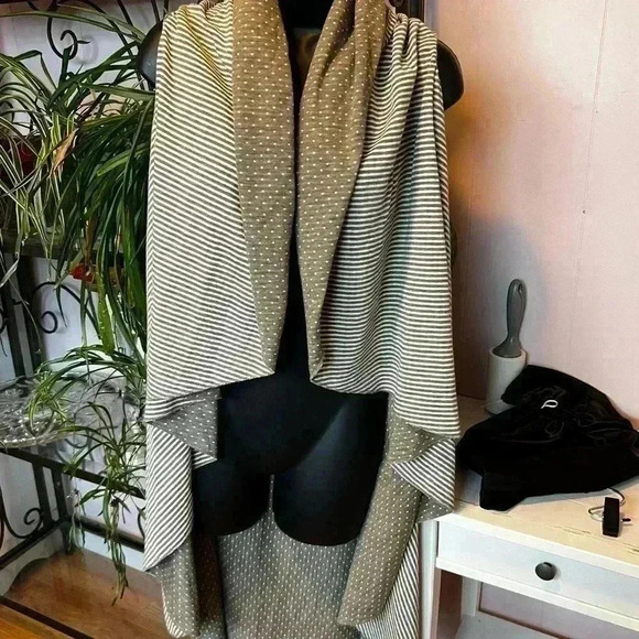 Reversible Sleeveless High-low Cardigan Stripes or Dots Khaki One Size Fits All - Picture 2 of 5